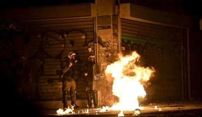 Επιθέσεις με βόμβες μολότοφ σε βάρος διμοιρίας στην Χαριλάου Τρικούπη